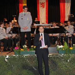 Bürgermeister Marcel Pritsch-Rehm begrüßte das Heeresmusikkorps Kassel und  Oberstleutnant Tobias Terhardt zum Benefizkonzert in Borken.