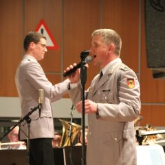 Stabsfeldwebel Markus Klöppner präsentierte stimmgewaltig Songs aus den 80er Jahren.