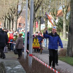 Die Narren des BCC mussten beim Rathaussturm erst einmal einer kleinen Umleitung vor dem Rathaus folgen.