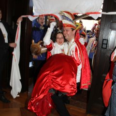Prinz Florian trug seine Prinzessin Julia schließlich über die Schwelle und so war das Rathaus erstürmt.
