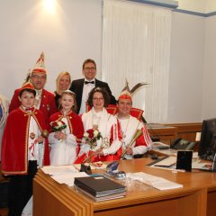 Der Bürgermeister-Schreibtisch wurde übergeben (hinten: v. l. Vereinsvorsitzender Ulrich Scholl, Sitzungspräsident Holger Raude, Noreen Jungklaus, Bürgermeister Marcel Pritsch-Rehm. Vorn v. l. Prinz Luis Maier, Prinzessin Lilly Fennel, Prinzenpaar Julia und Florian Schrumpf).