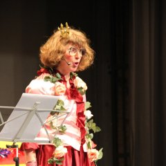 „Dornröschen“, alias Gabi Töpperwein, hat beim Seniorenkarneval von den neuesten Märchen aus Borken erzählt.