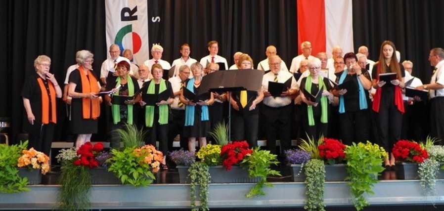 MGV 1863 und Chorgemeinschaft mit Bürgermeister Marcèl Pritsch beim Eröffnungslied „Europahymne“.
