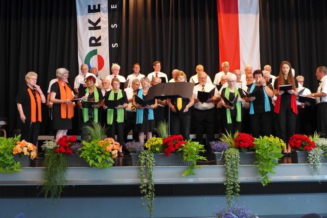 MGV 1863 und Chorgemeinschaft mit Bürgermeister Marcèl Pritsch beim Eröffnungslied „Europahymne“.