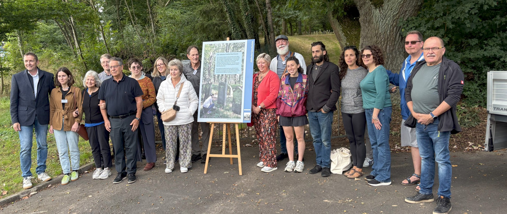 Übergabe eines Infoschildes zum Jüdischen Friedhof Haarhausen. 
Bürgermeister Marcél Pritsch (links) mit den ausländischen Nachfahren und Ortsvorsteher Frank Möller (rechts). Das Schild soll in der Nähe des Friedhofseingangs aufgestellt werden.