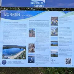 Die einteiligen Infotafeln, wie hier am Naturbadesee Stockelache, informieren Radfahrerinnen und Radfahrer über die jeweiligen Orte und ihre Sehenswürdigkeiten. Gleichzeitig laden sie dazu ein, die Seenlandschaft und weitere Ausflugsziele abseits der Route zu entdecken. Die einteiligen Infotafeln, wie hier am Naturbadesee Stockelache, informieren Radfahrerinnen und Radfahrer über die jeweiligen Orte und ihre Sehenswürdigkeiten. Gleichzeitig laden sie dazu ein, die Seenlandschaft und weitere Ausflugsziele abseits der Route zu entdecken.