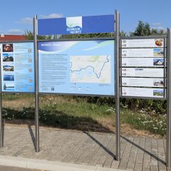 Die dreiteiligen Infotafeln, wie hier in Singlis, bieten Informationen zum Schwalm-Radweg mit Routenverlauf und Höhenprofil, regionalen Sehenswürdigkeiten sowie über die Stadt Borken (Hessen) mit ihren Sehenswürdigkeiten und Gastgebern. Die dreiteiligen Infotafeln, wie hier in Singlis, bieten Informationen zum Schwalm-Radweg mit Routenverlauf und Höhenprofil, regionalen Sehenswürdigkeiten sowie über die Stadt Borken (Hessen) mit ihren Sehenswürdigkeiten und Gastgebern.
