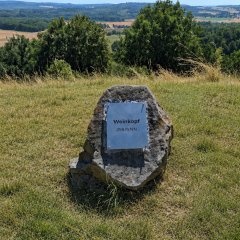 Die neue Tafel auf dem Weinkopf ziert ein Schriftzug mit Höhenangabe. Die neue Tafel auf dem Weinkopf ziert ein Schriftzug mit Höhenangabe.