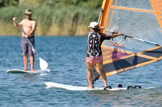 Standpupaddler und Surfer.jpg